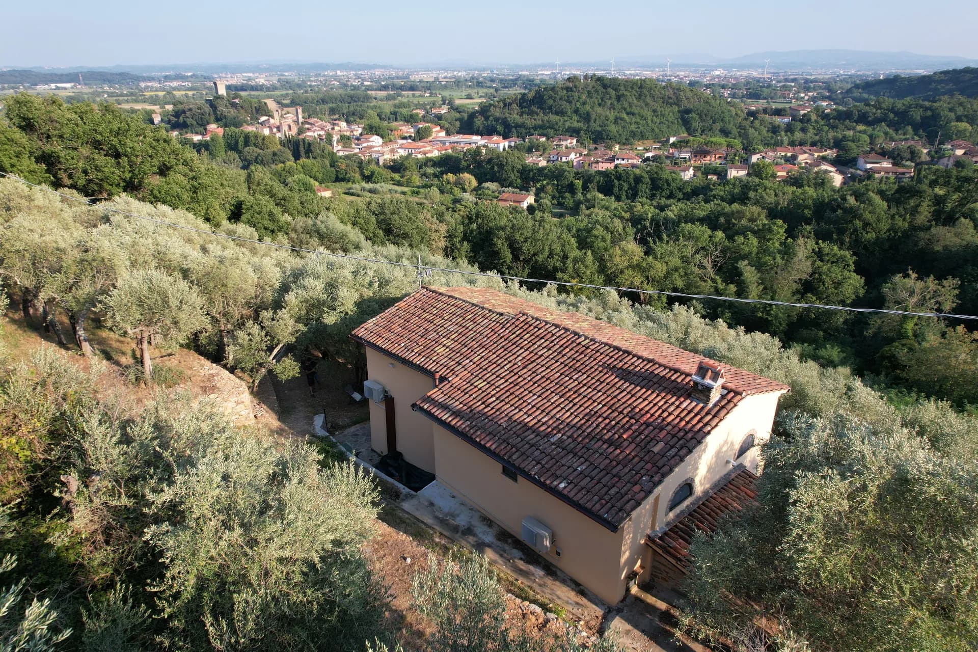 The hillside farmhouse at Casale Eleo above Vicopisano