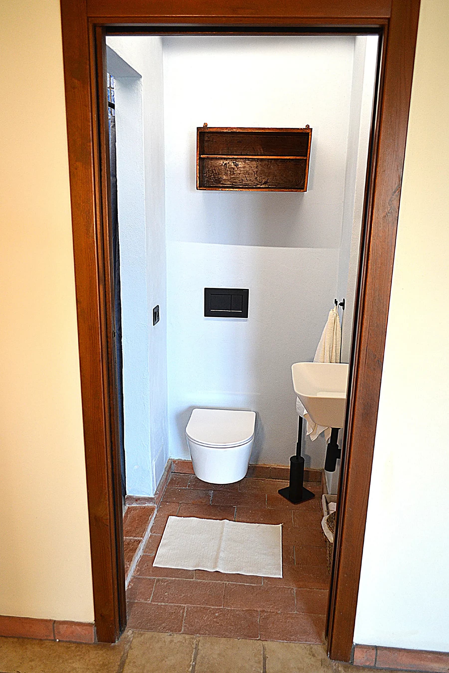 The blue-tiled bathroom at Casale Eleo