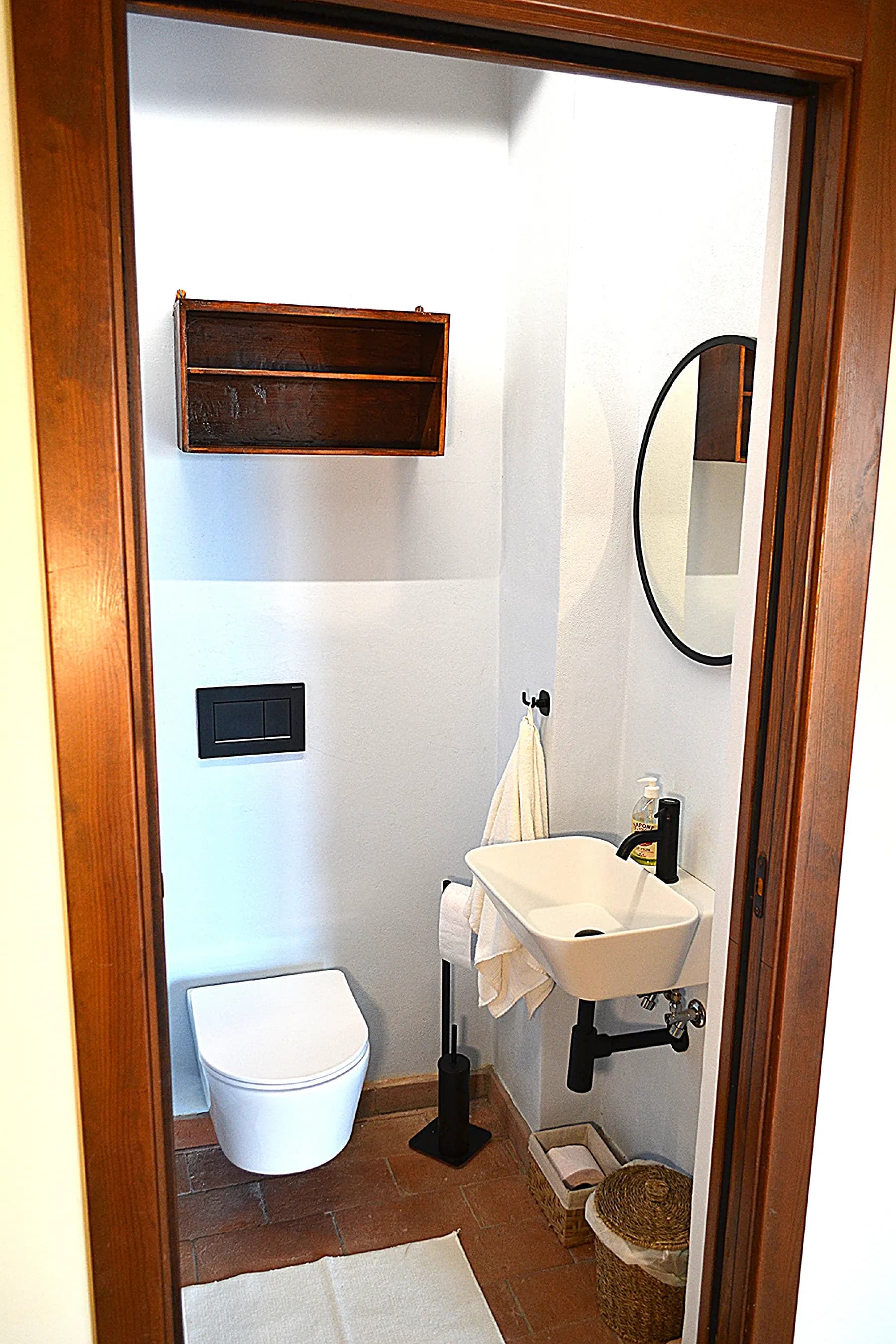 The blue-tiled bathroom at Casale Eleo