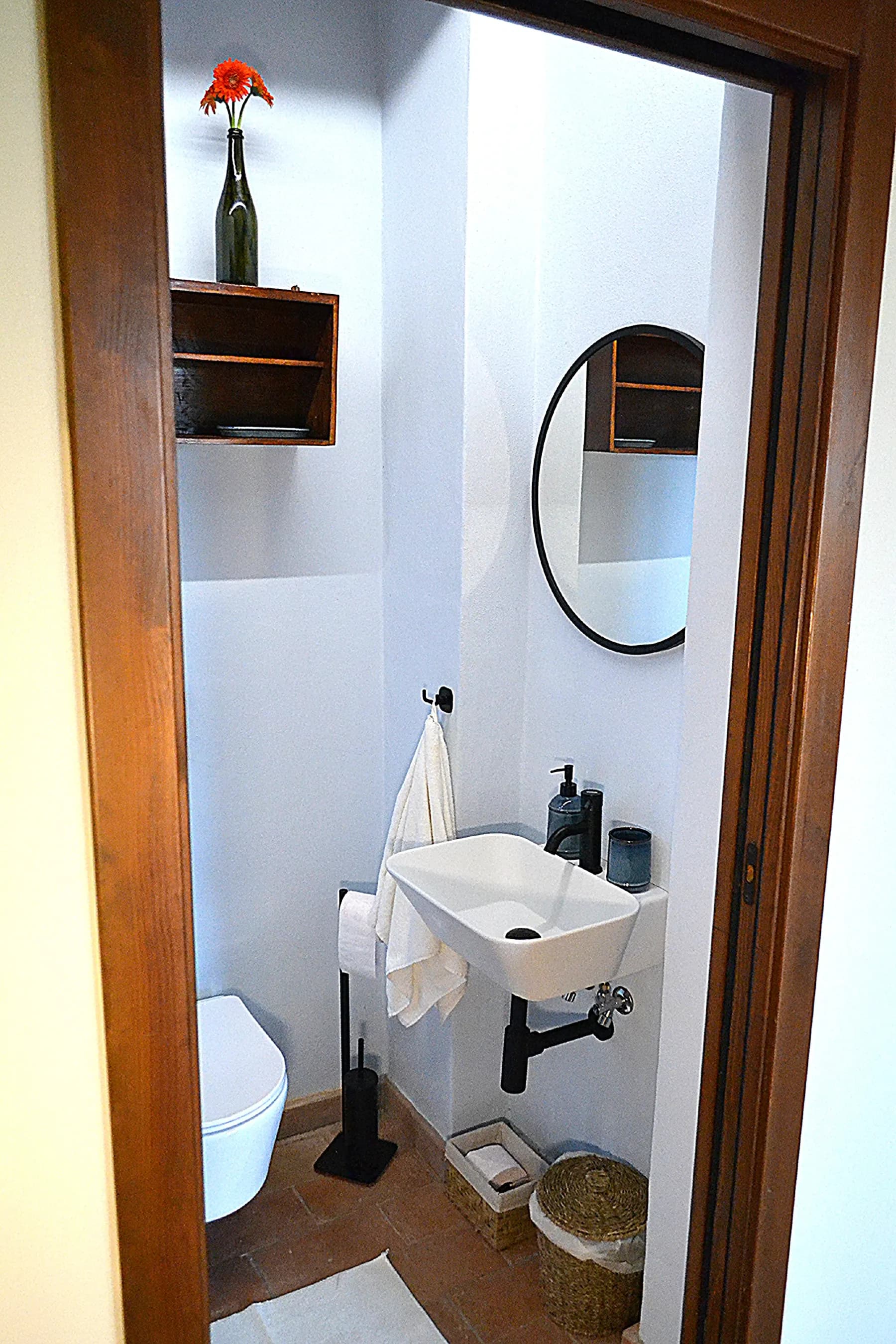 The blue-tiled bathroom at Casale Eleo
