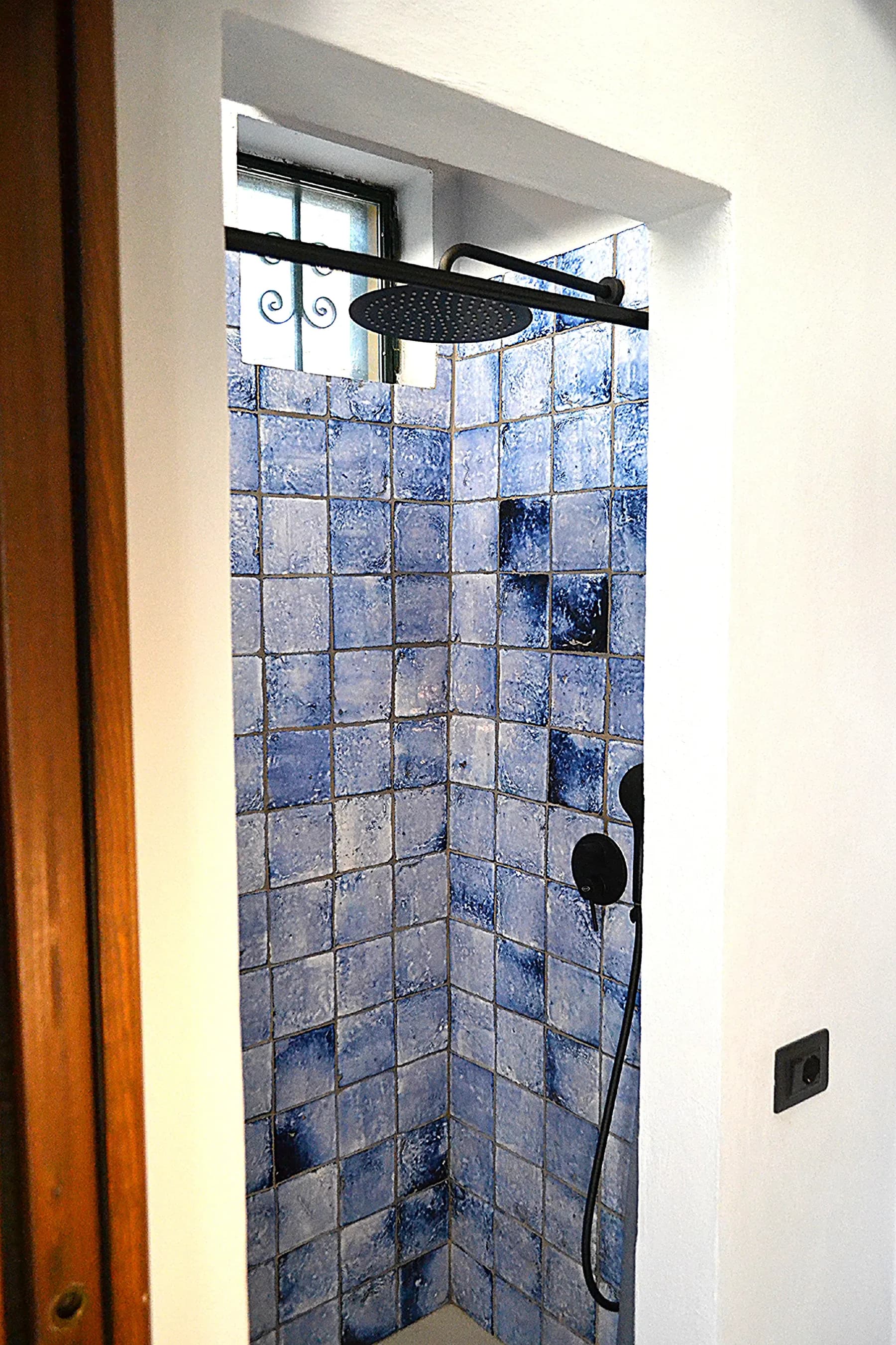The blue-tiled bathroom at Casale Eleo