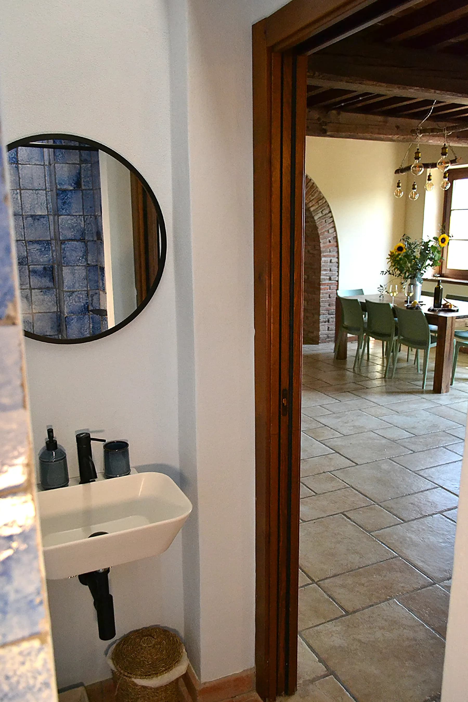 The blue-tiled bathroom at Casale Eleo