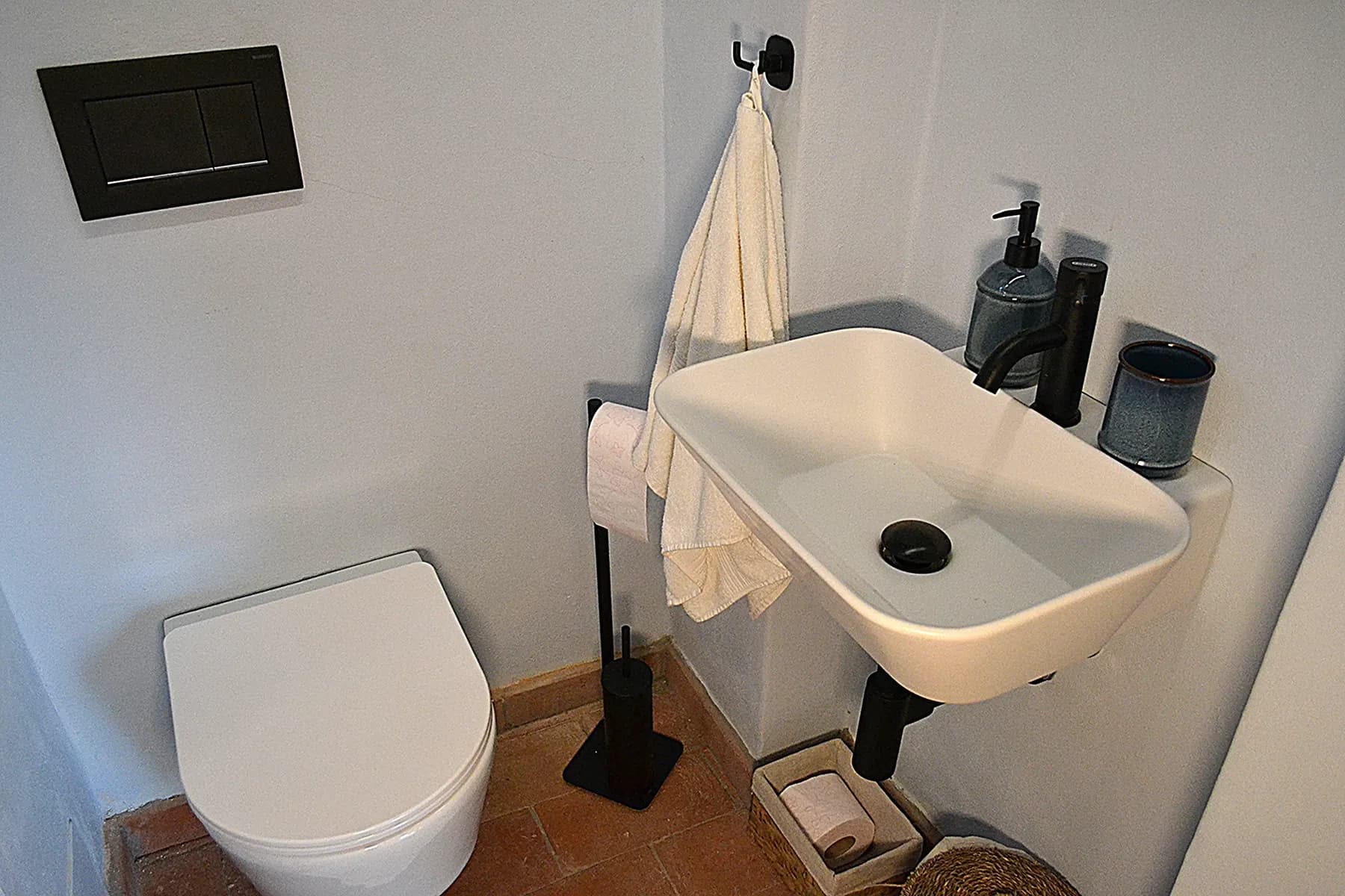 The blue-tiled bathroom at Casale Eleo