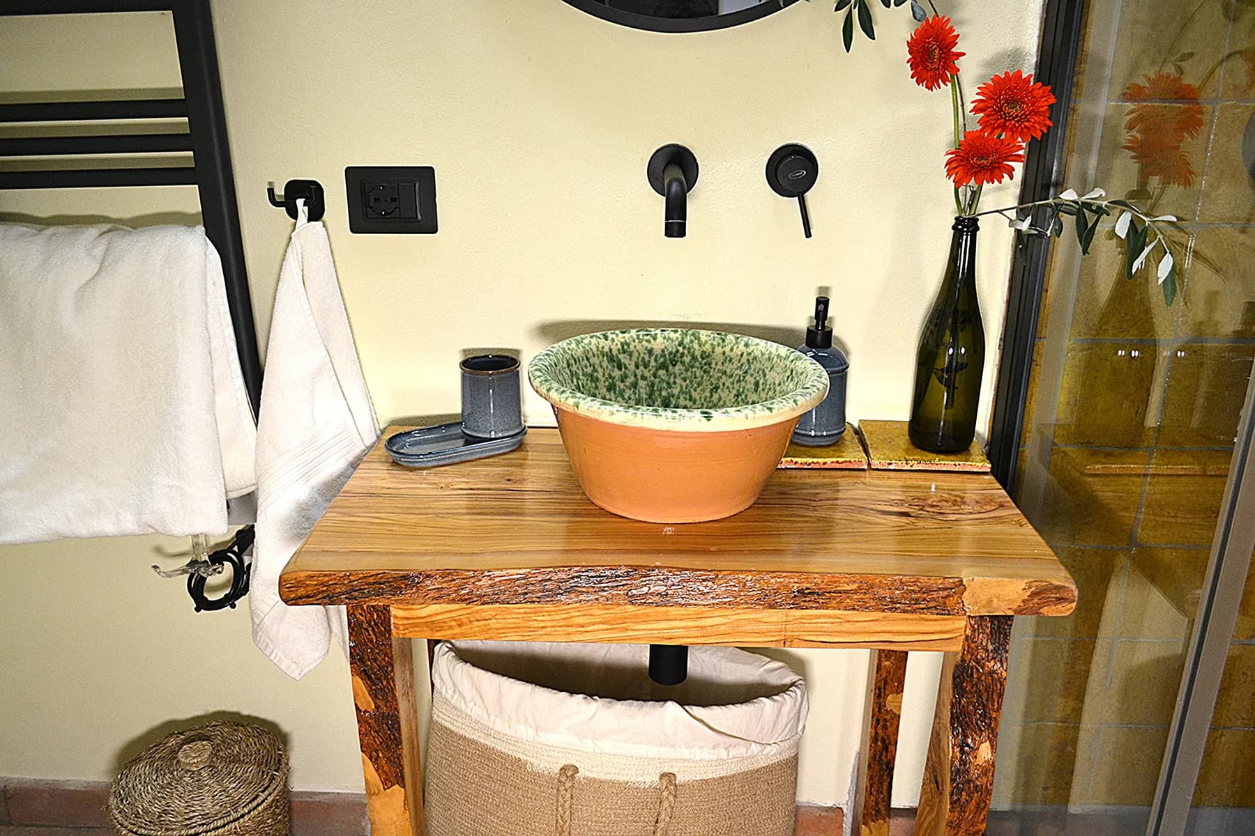 The ochre-tiled bathroom at Casale Eleo
