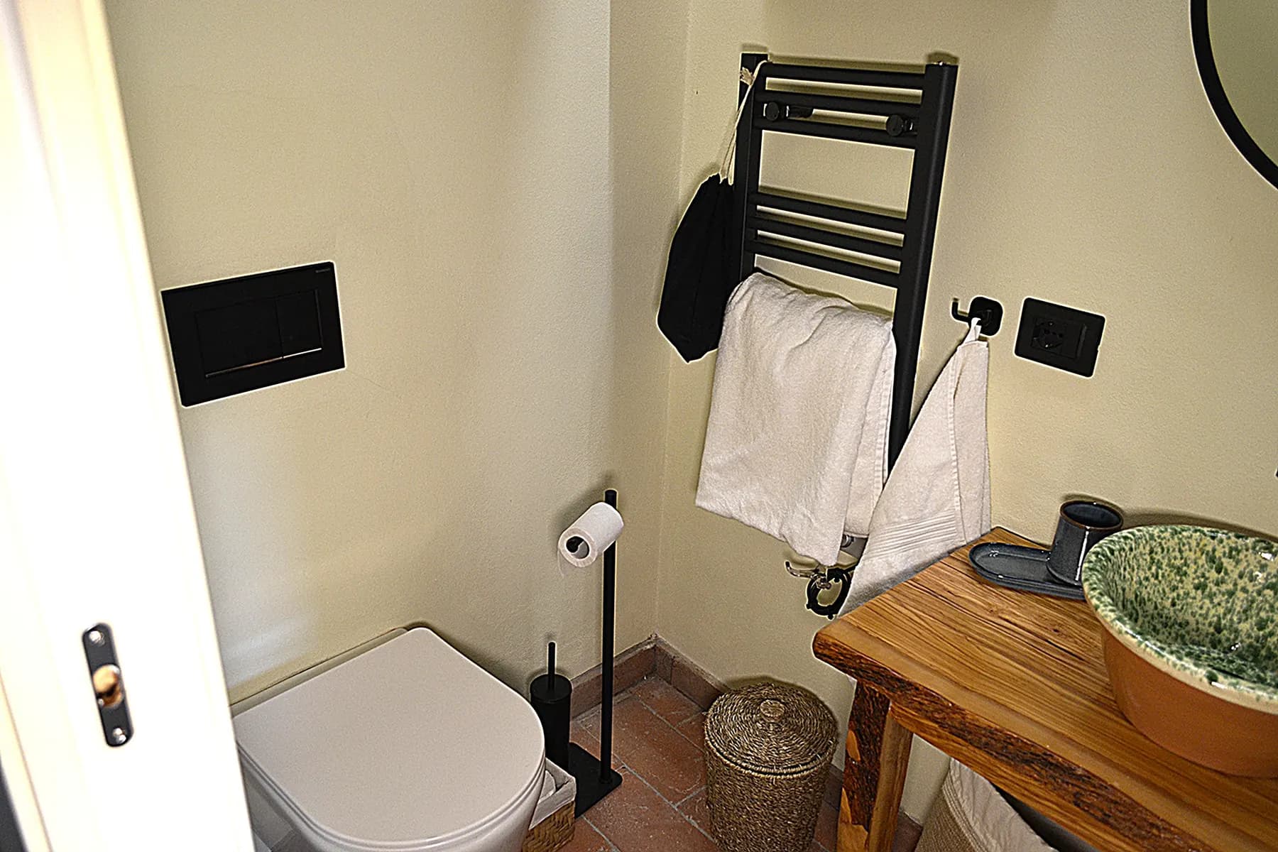 The ochre-tiled bathroom at Casale Eleo