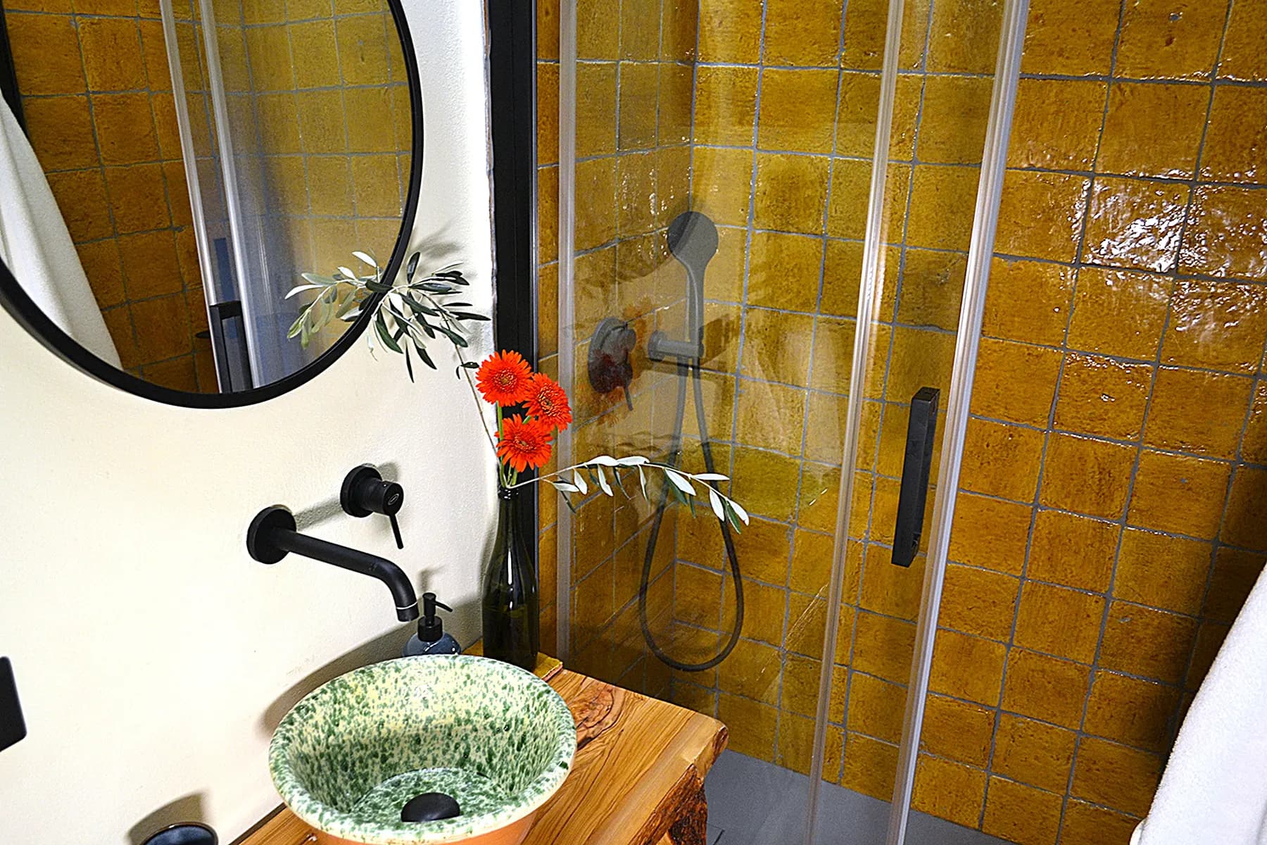 The ochre-tiled bathroom at Casale Eleo