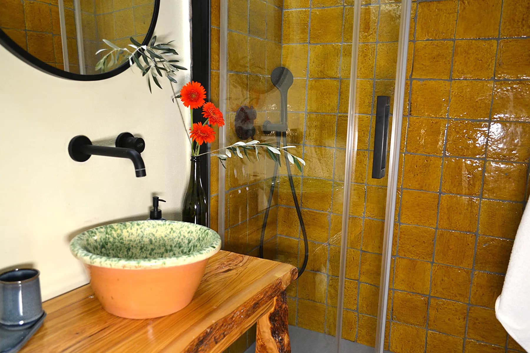 The ochre-tiled bathroom at Casale Eleo