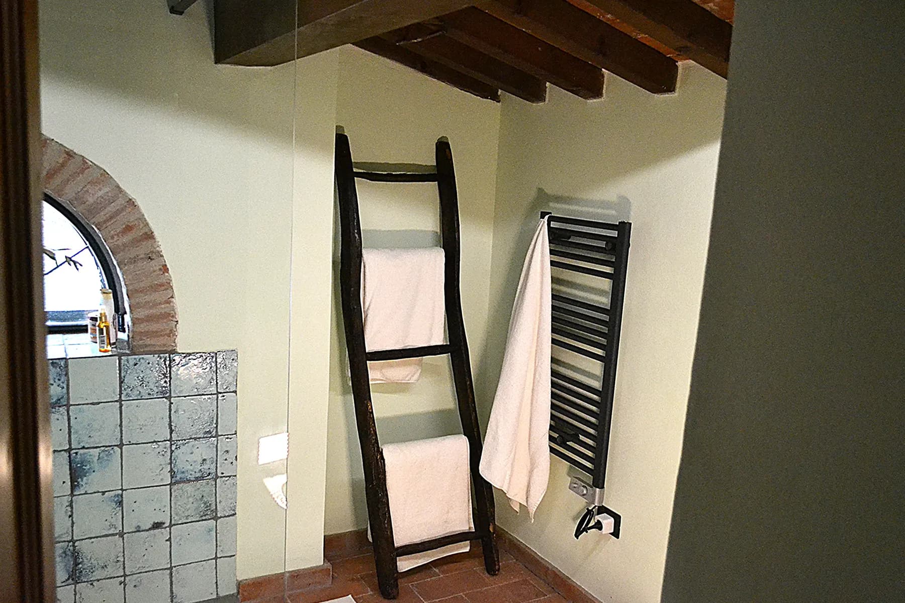 The ensuite bathroom at Casale Eleo
