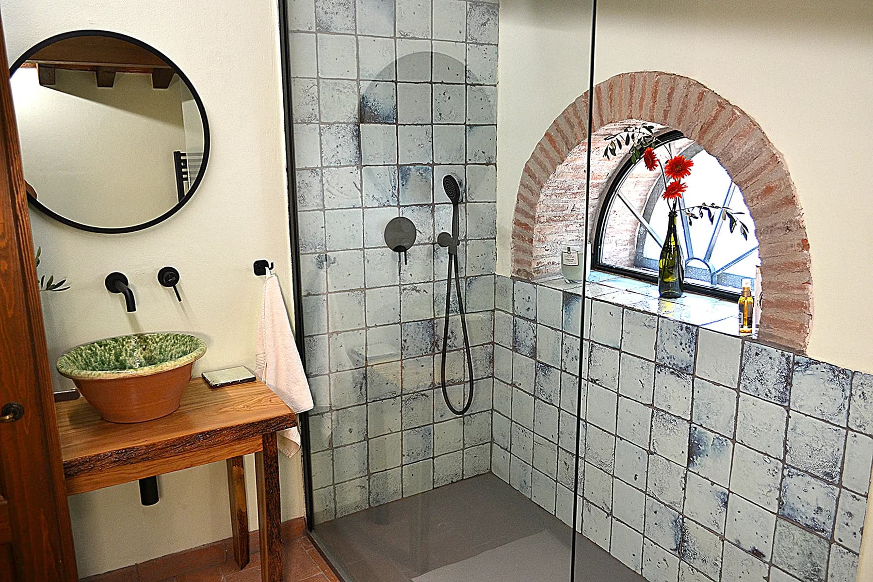 The ensuite bathroom at Casale Eleo