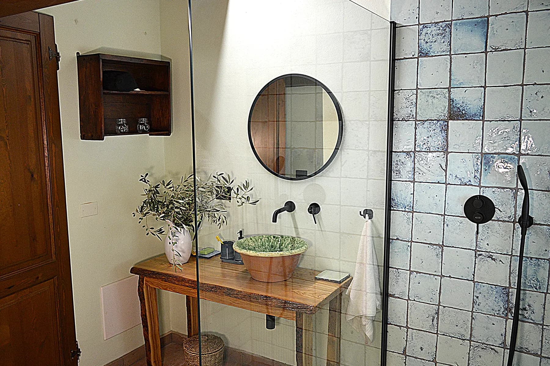 The ensuite bathroom at Casale Eleo