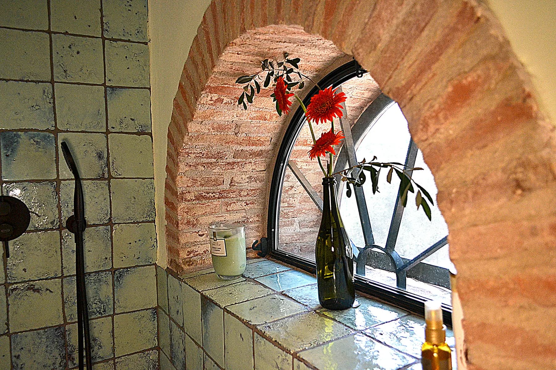 The ensuite bathroom at Casale Eleo
