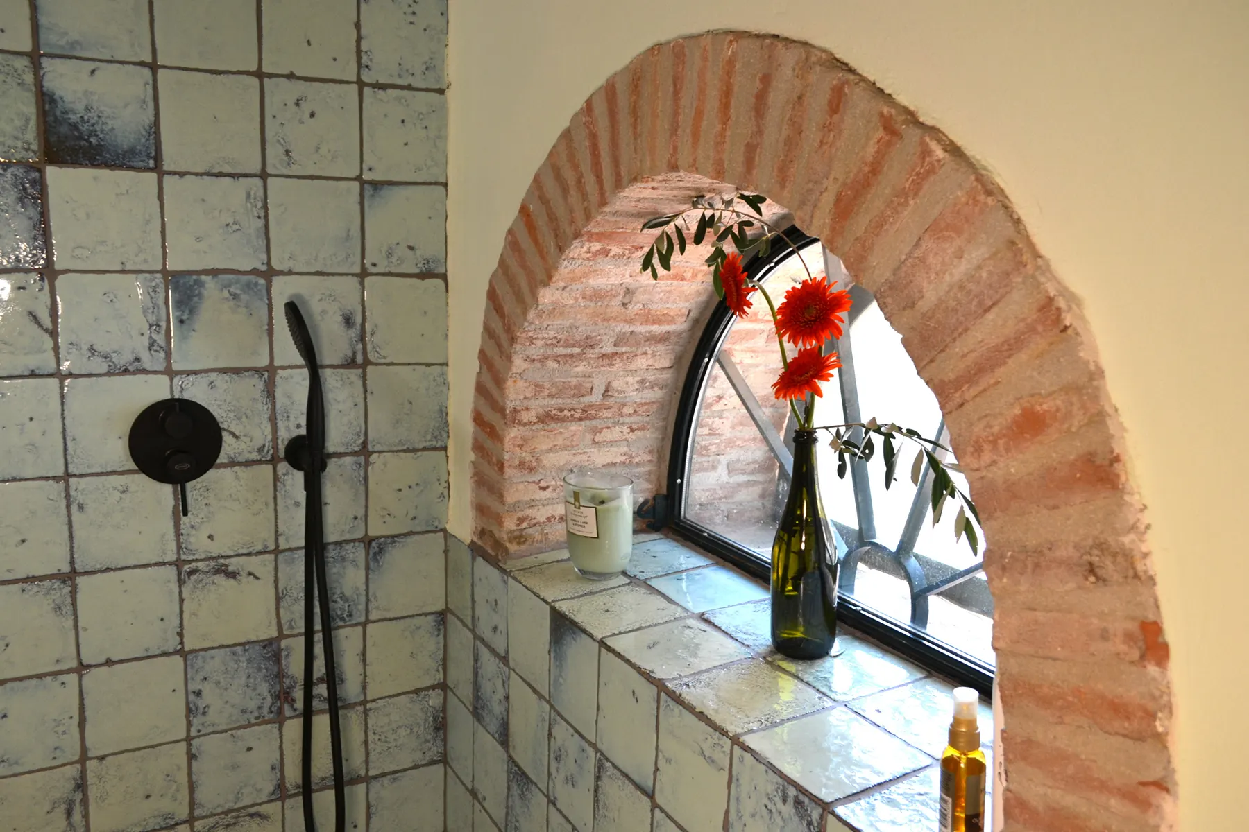 The ensuite bathroom at Casale Eleo