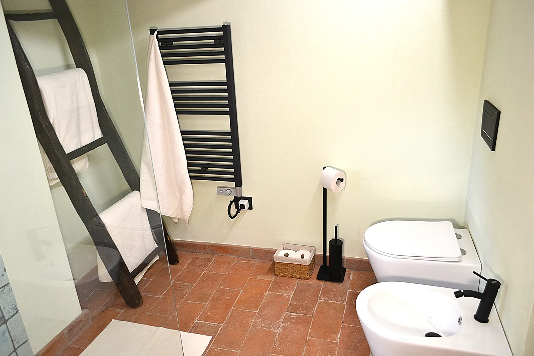 The ensuite bathroom at Casale Eleo
