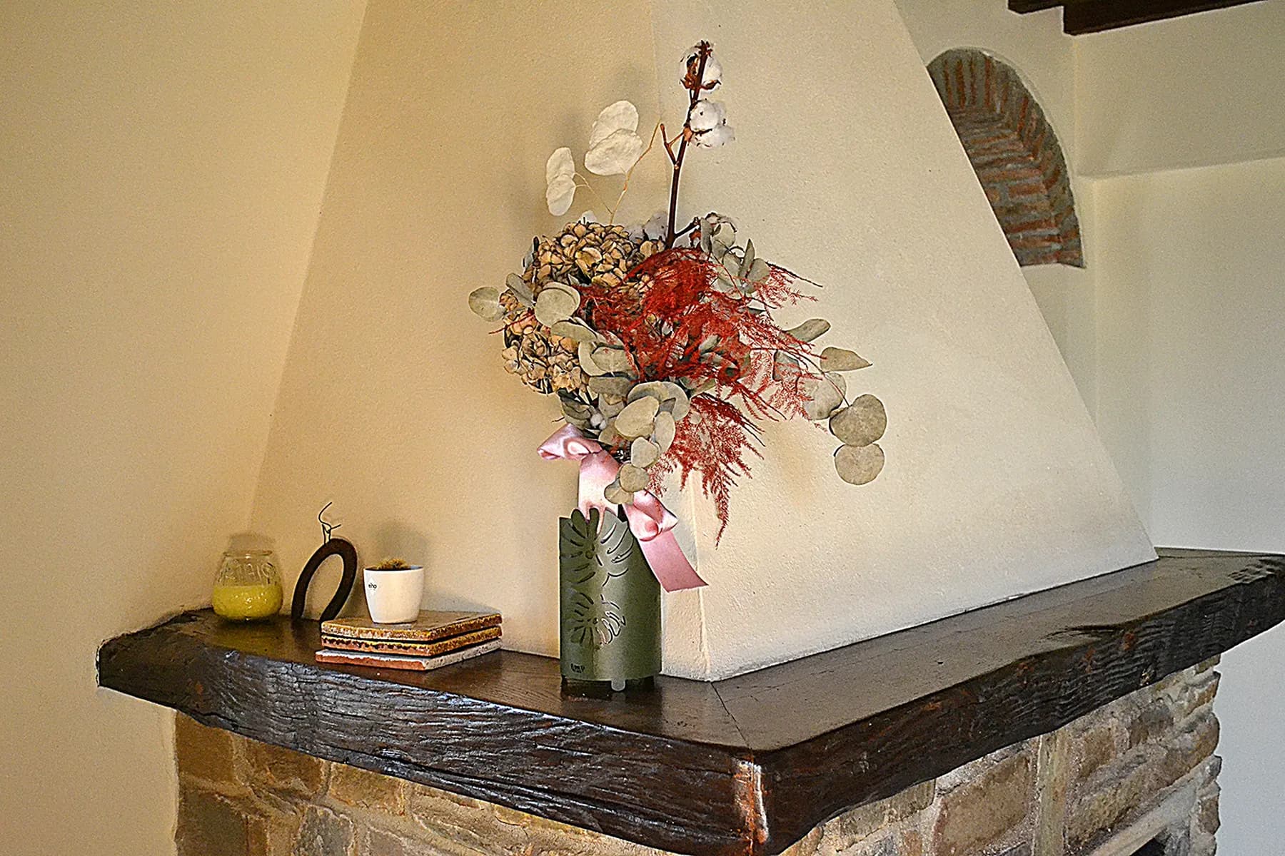 The living and dining room at Casale Eleo