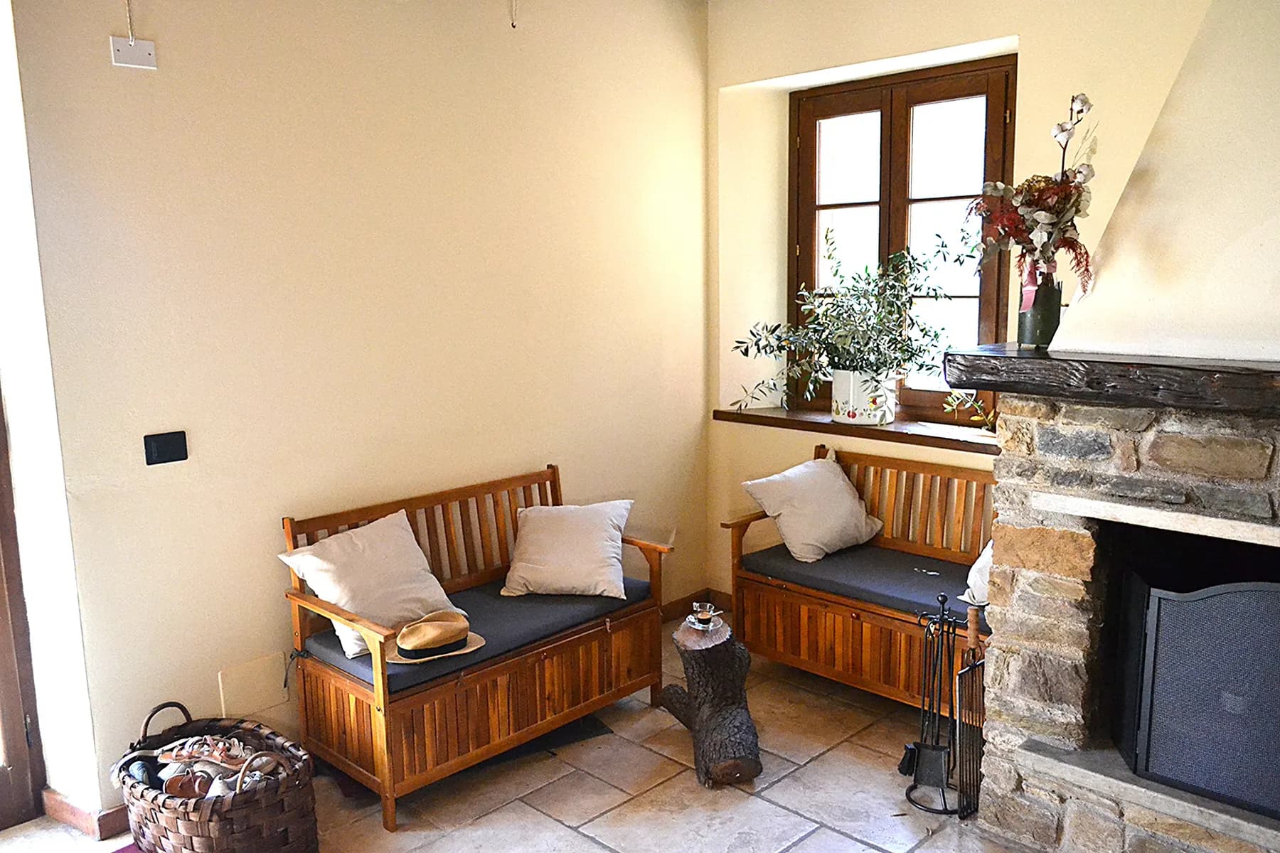 The living and dining room at Casale Eleo