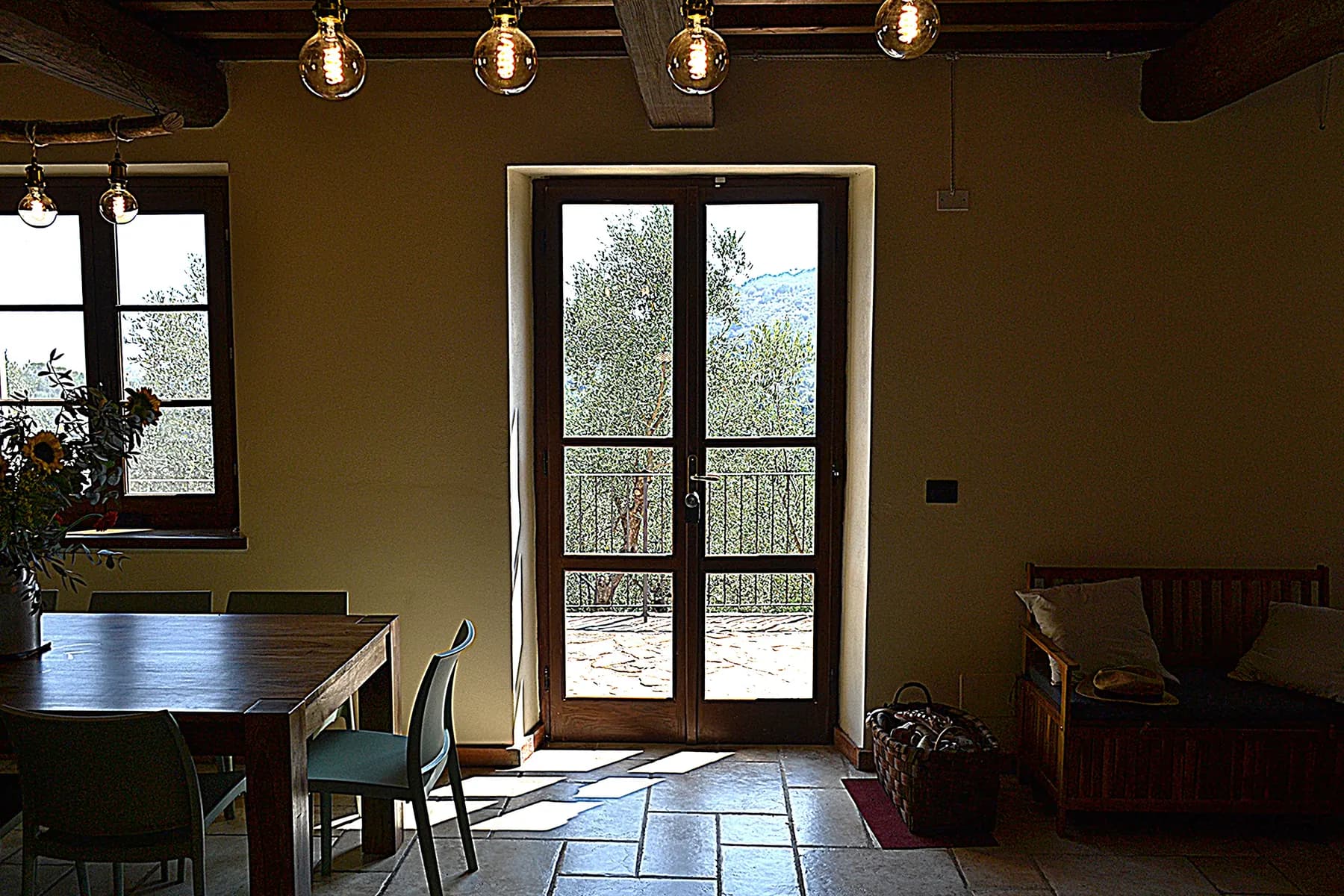 The living and dining room at Casale Eleo