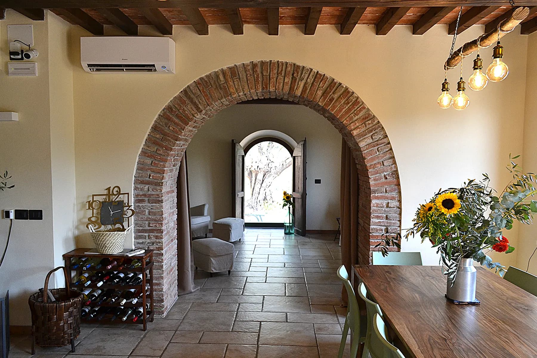 The living and dining room at Casale Eleo