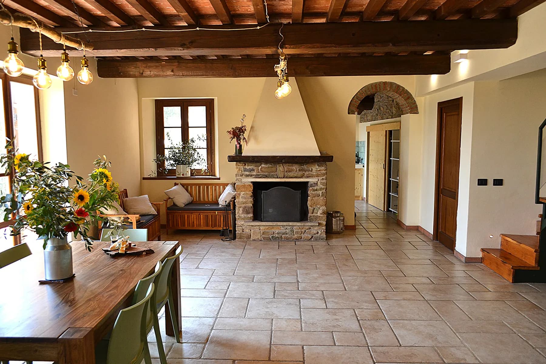 The living and dining room at Casale Eleo