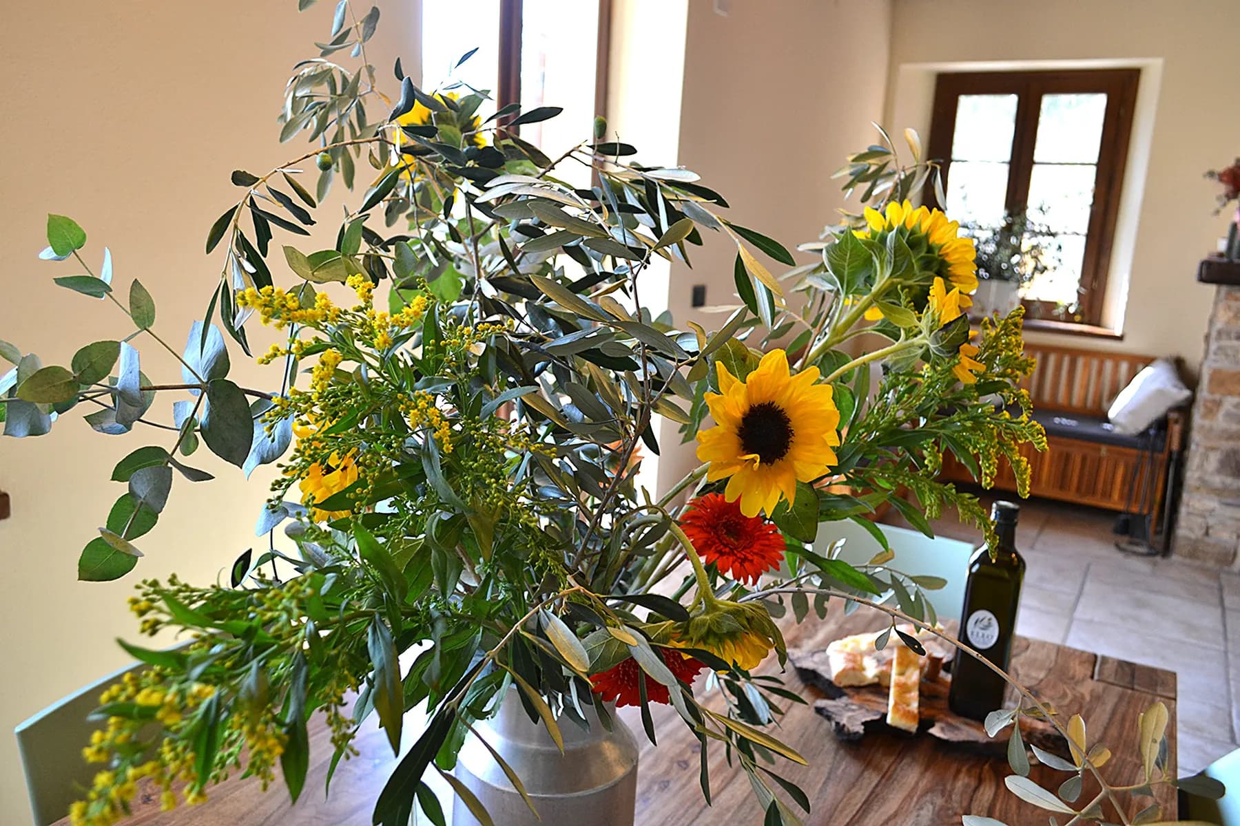 The living and dining room at Casale Eleo