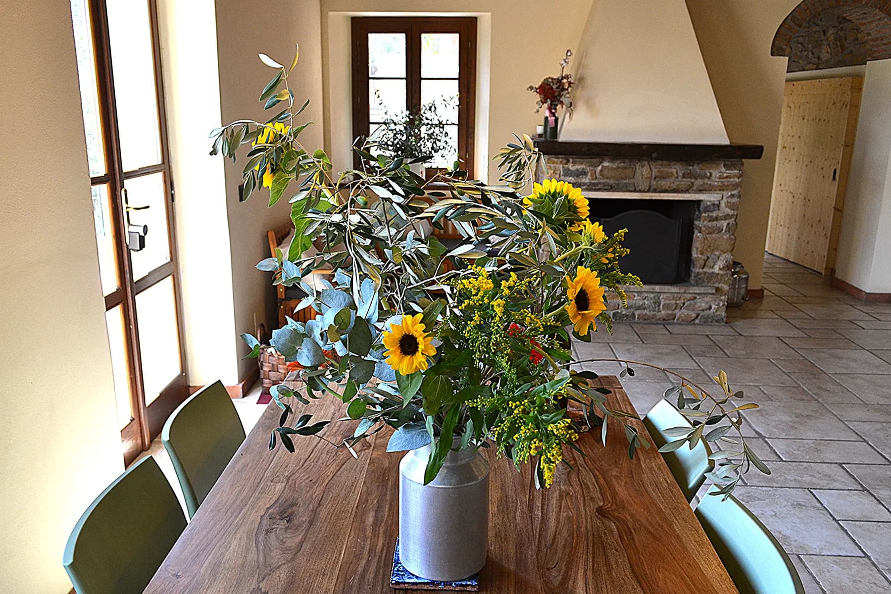 The living and dining room at Casale Eleo