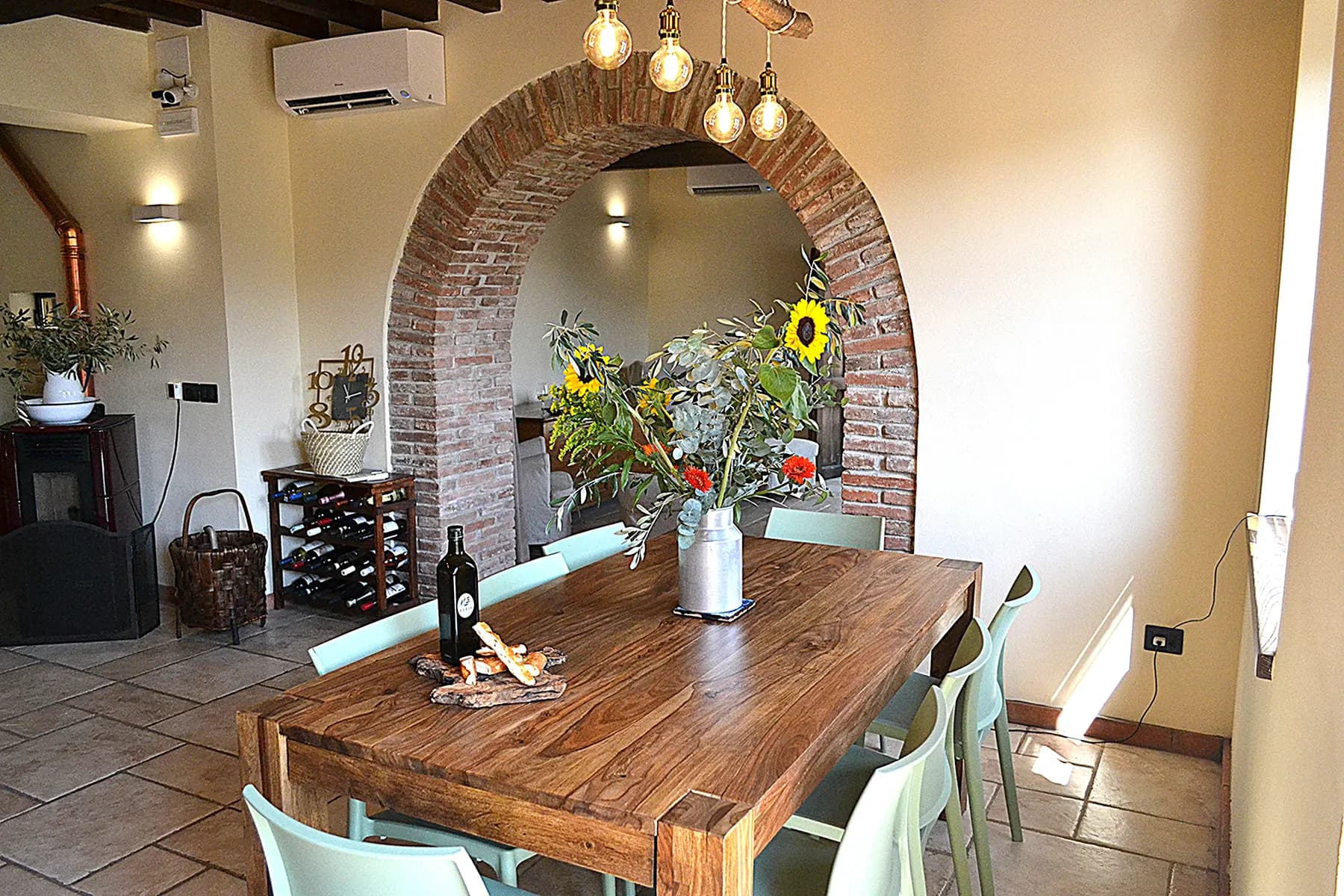 The living and dining room at Casale Eleo