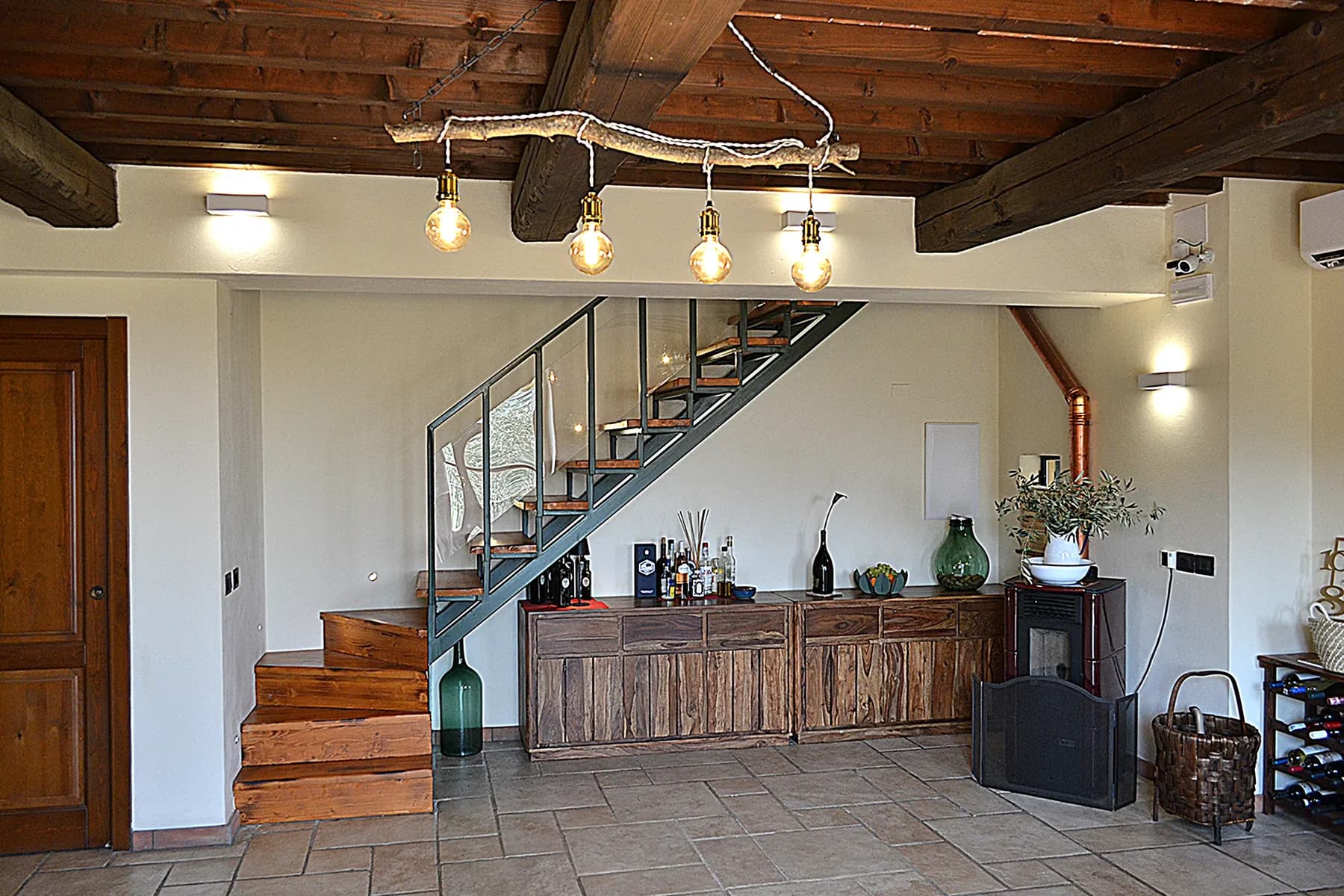 The living and dining room at Casale Eleo