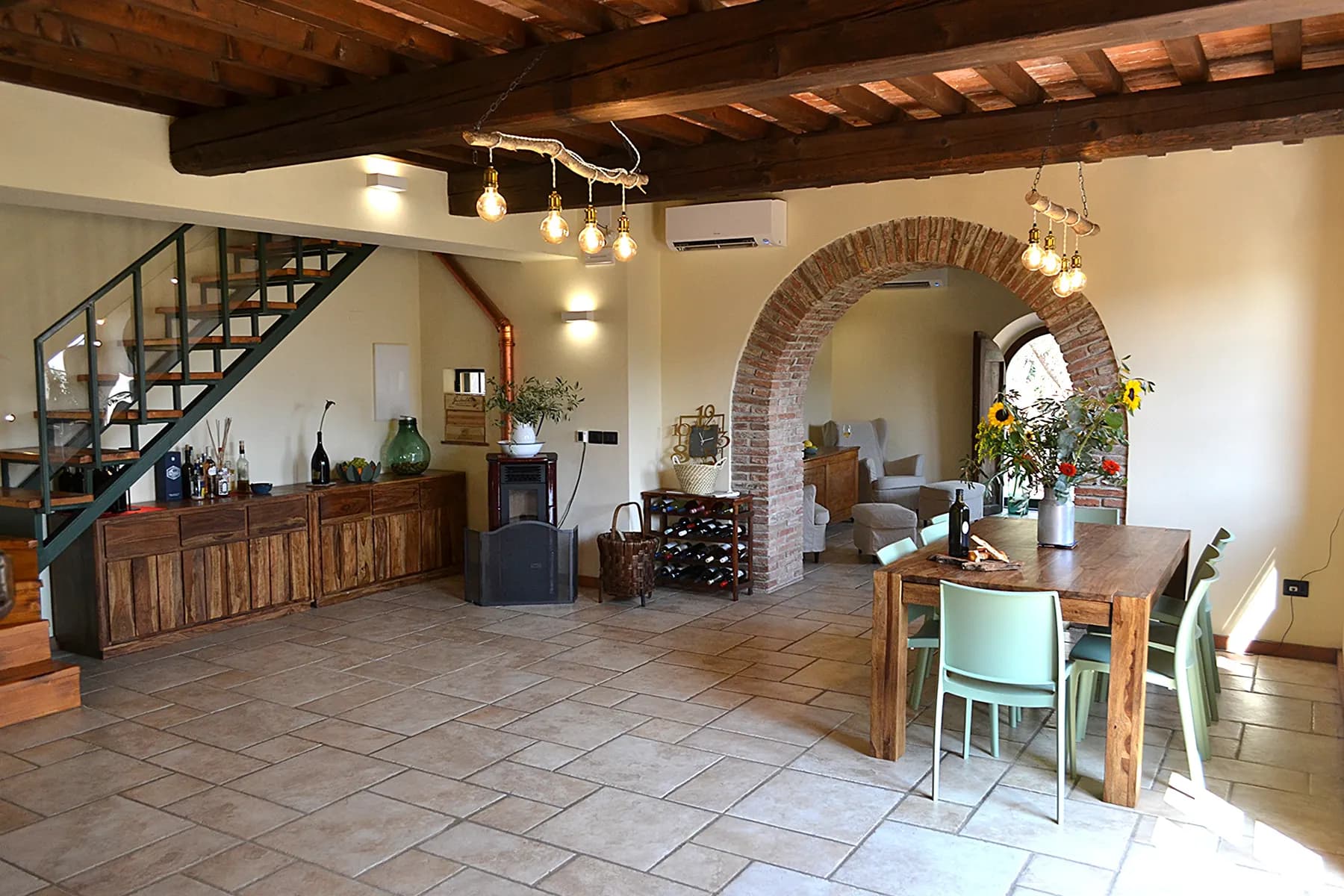 The living and dining room at Casale Eleo