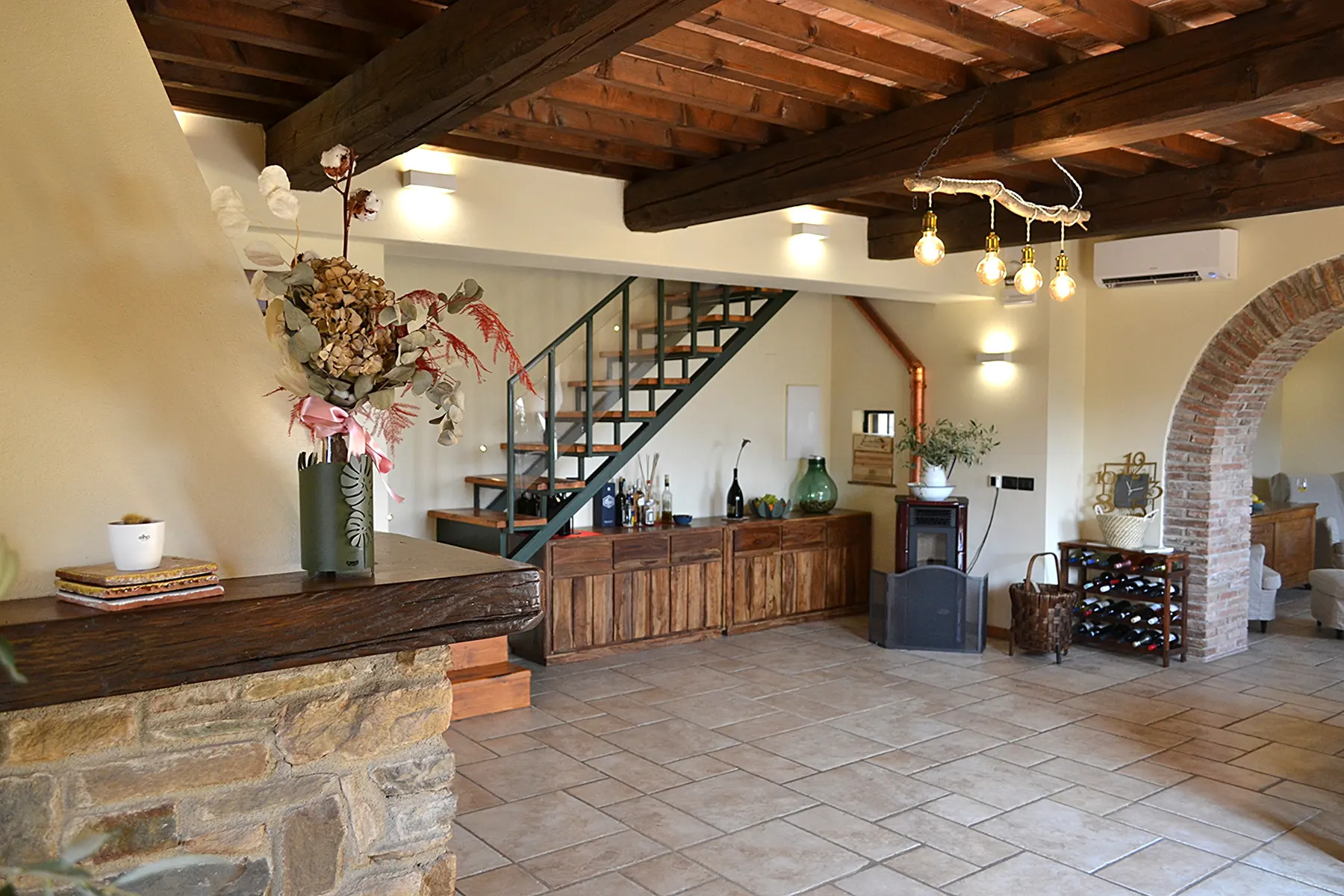 The living and dining room at Casale Eleo
