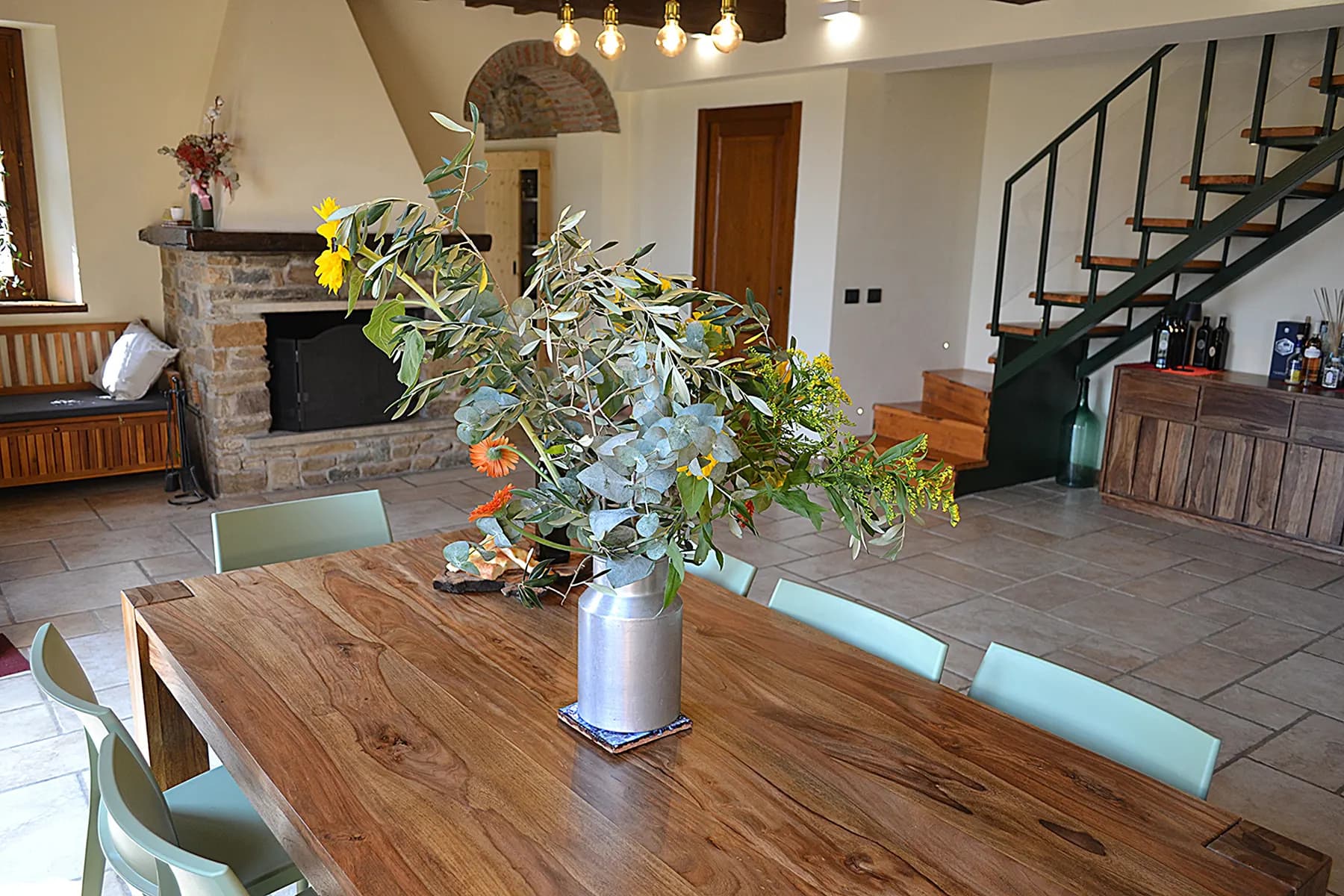 The living and dining room at Casale Eleo