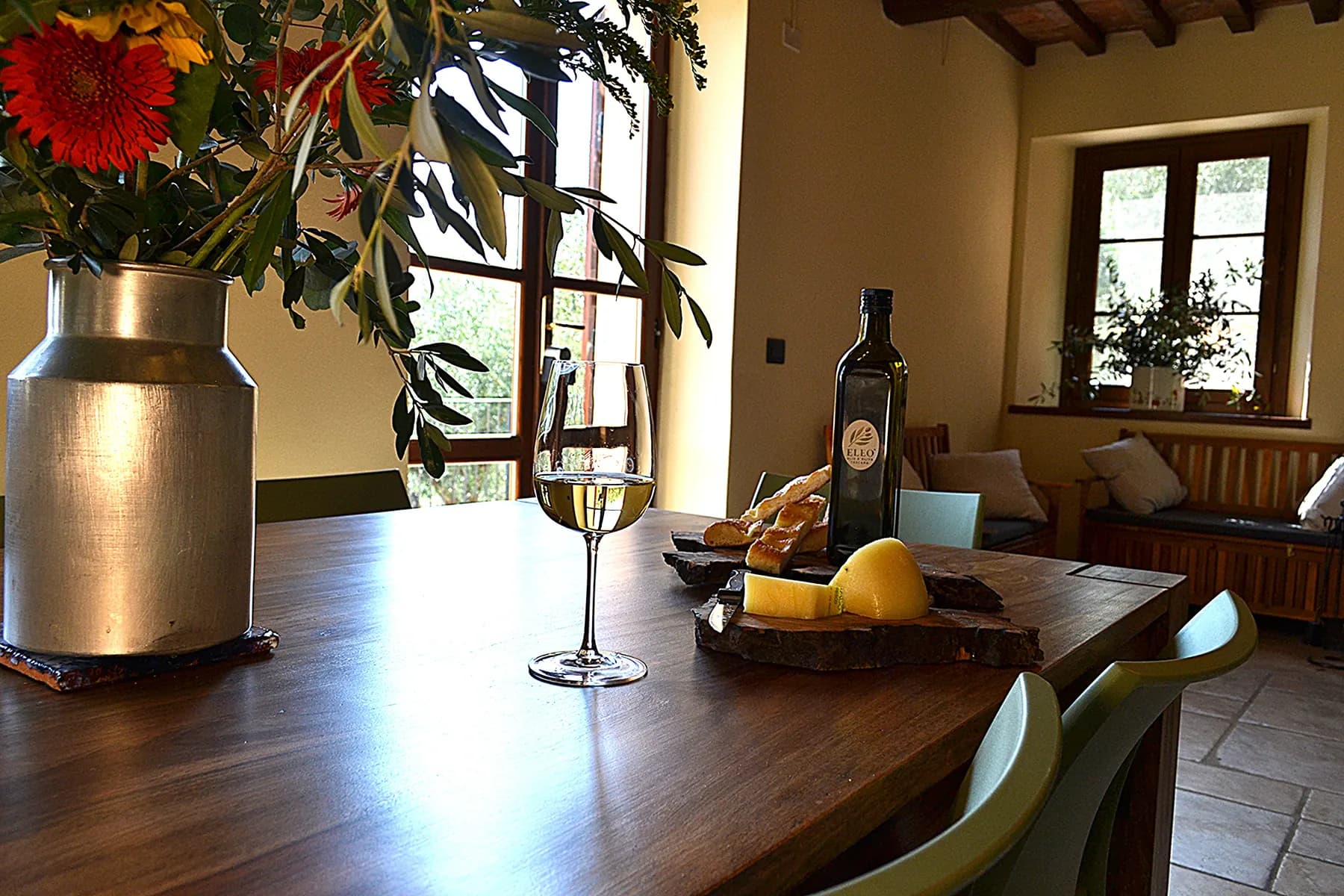 The living and dining room at Casale Eleo