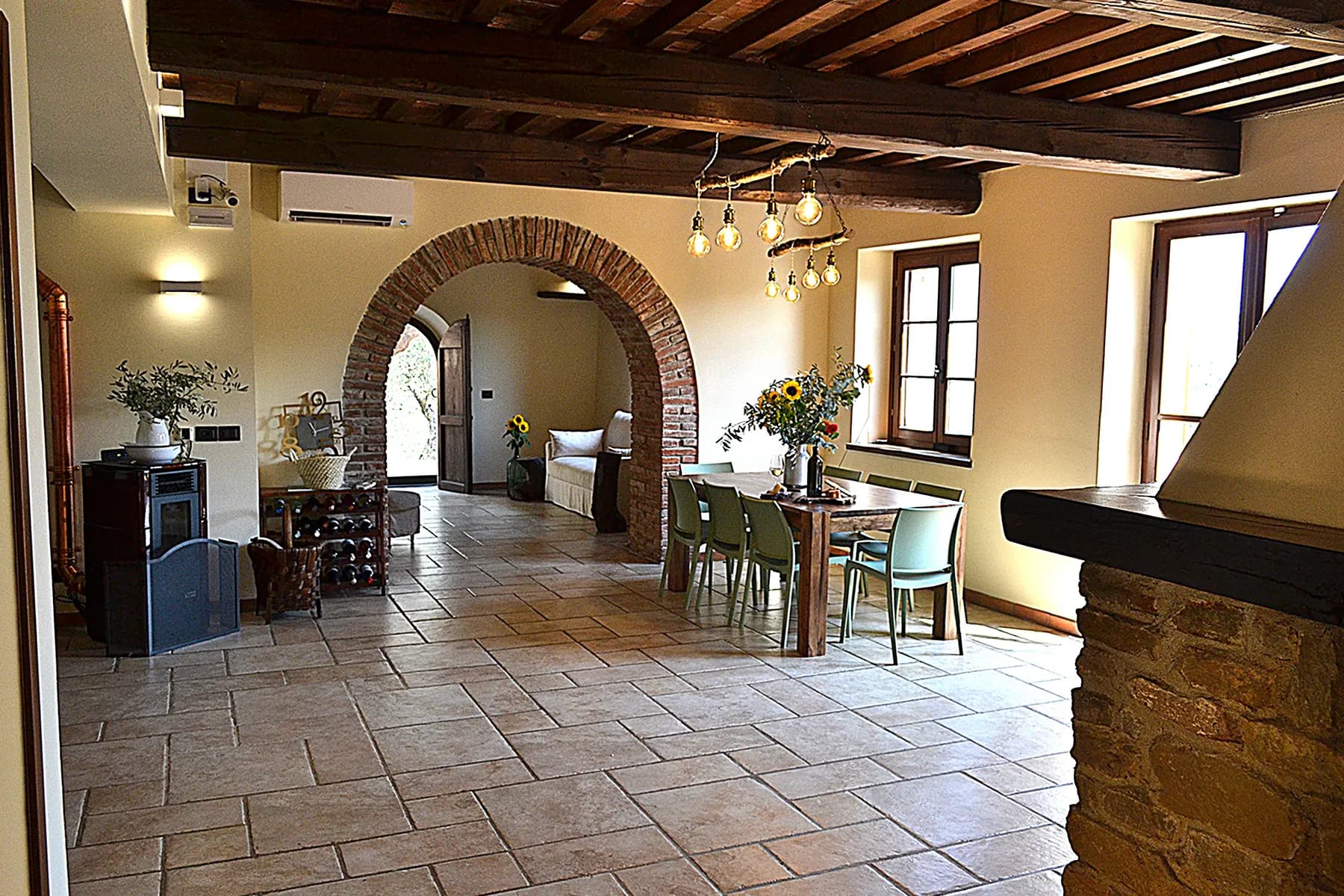 The living and dining room at Casale Eleo