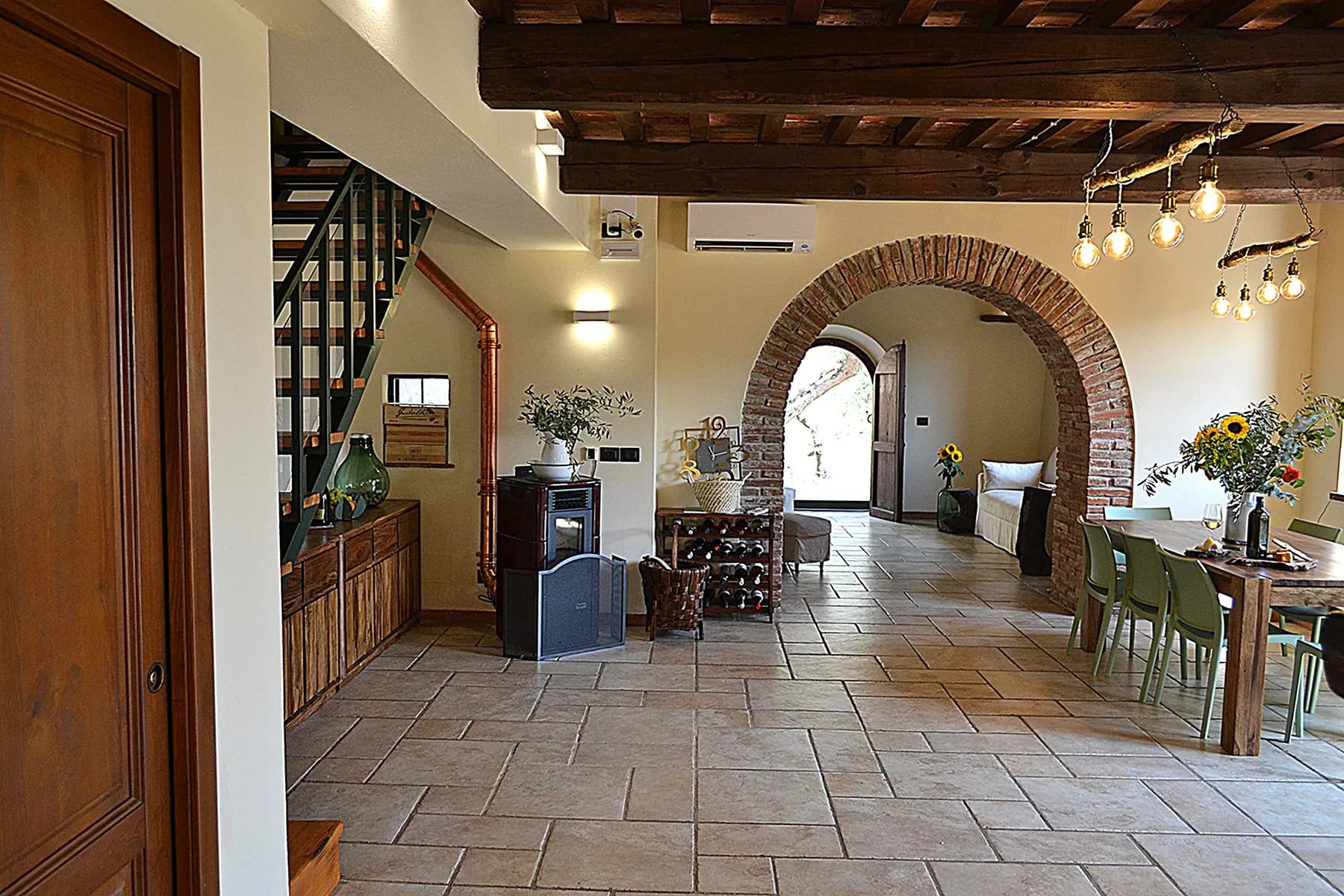 The living and dining room at Casale Eleo