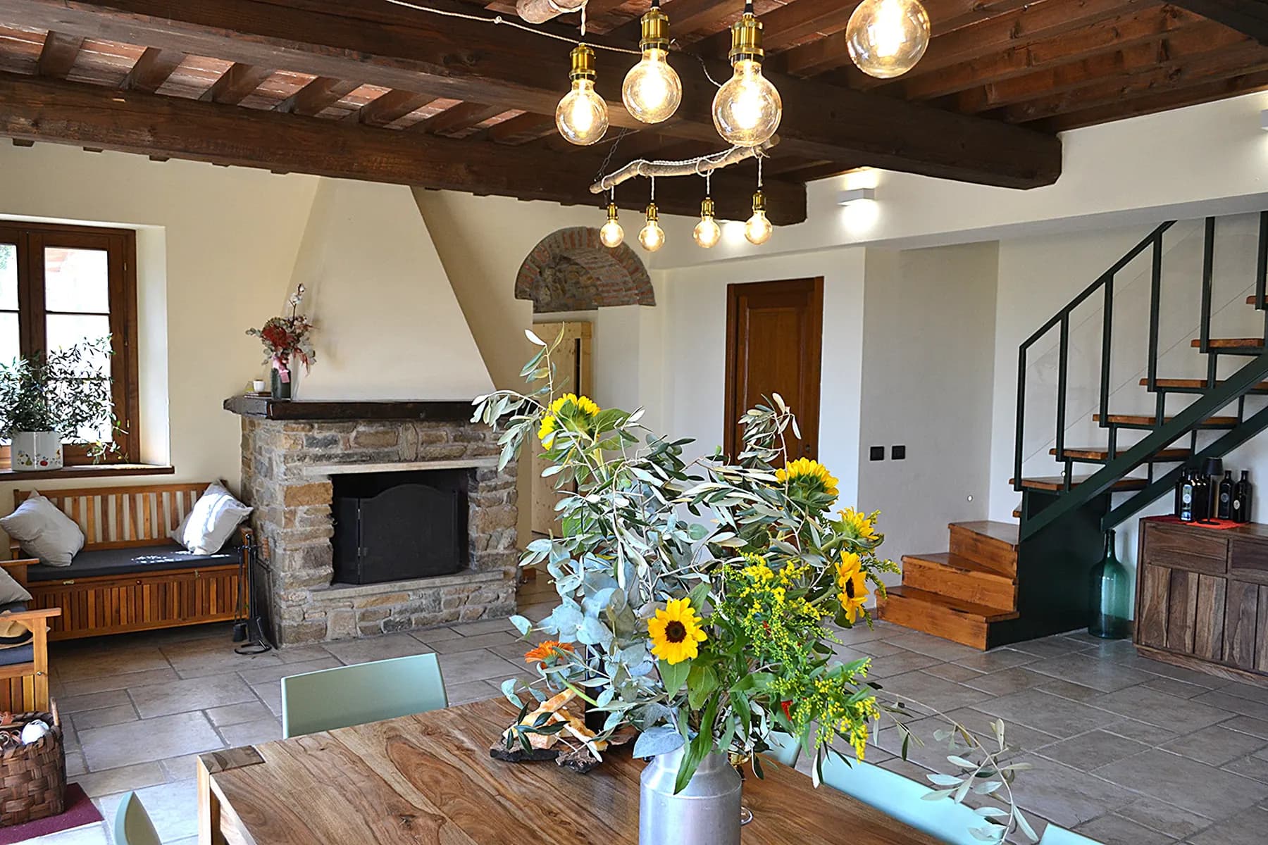 The living and dining room at Casale Eleo